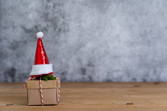 配件快乐圣诞节装饰快乐新一年饰品概念礼品盒子与圣诞老人老人对象聚会，派对季节现代乡村棕色（的）灰色石头backdropcopy空间为设计文本