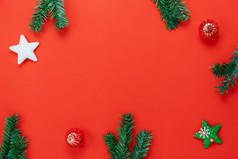 表格前视图快乐圣诞节装饰快乐新一年饰品概念平躺至关重要的对象的冷杉树礼物盒子现代乡村绿色纸背景首页工作室办公室桌子上
