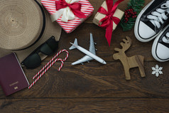 表格前视图快乐圣诞节装饰快乐新一年饰品概念平躺至关重要的区别对象旅行文本礼物盒子与服装现代木棕色（的）背景