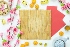 中国人语言的意思是丰富的富有的和快乐前视图装饰中国人新一年月球新一年假期背景概念平躺橙色与粉红色的花白色木首页办公室桌子上