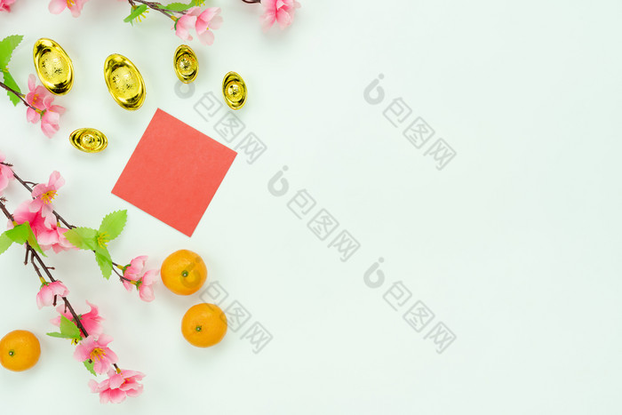 中国人语言的意思是丰富的富有的和快乐前视图装饰中国人新一年月球新一年假期背景概念平躺橙色与粉红色的花白色木首页办公室桌子上