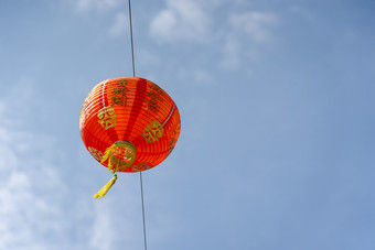 中国人语言的意思是丰富的富有的和快乐拍摄<strong>安排</strong>装饰中国人新一年月球新一年<strong>假期</strong>背景概念中国灯笼挂美丽的蓝色的天空户外