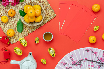 中国人语言的意思是丰富的富有的和快乐表格前视图月球新一<strong>年中</strong>国人新一年假期概念背景平躺橙色木篮子杯茶现代乡村红色的背景