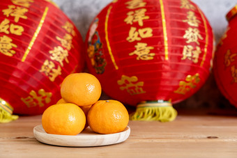 中国人字符意味着《财富》杂志和运气配件月球新一年中国人新一年假期概念假期背景<strong>橙色</strong>木篮子和<strong>红色</strong>的灯笼棕色（的）木灰色石头
