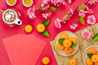 中国人语言的意思是丰富的富有的和快乐前视图空中图像装饰中国人新一年月球新一年假期背景概念平躺红色的橙色与开花现代红色的纸