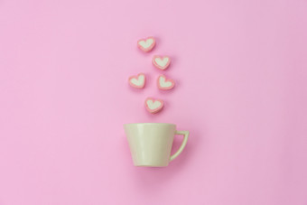 表格前视图空中图像标志情人节rsquo一天背景概念平躺安排白色咖啡杯与蒸汽心形状现代粉红色的纸首页办公室桌子上工作室柔和的语气设计