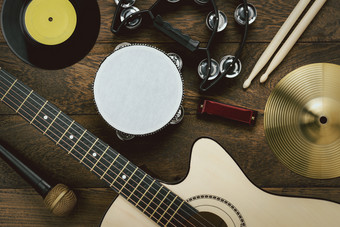 表格前视图音乐仪器工具概念背景平躺标志唱为音乐家聚会，派对设备耳机和吉他与集现代灰色水泥空间为有创意的设计