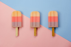 表格前视图空中图像标志食物夏天季节假期背景概念平躺柔和的冰奶油现代乡村粉红色的蓝色的纸背景极简主义有创意的设计