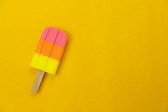 表格前视图空中图像标志食物夏天季节假期背景概念平躺柔和的甜蜜的冰奶油现代乡村黄色的纸背景极简主义和复制空间设计词