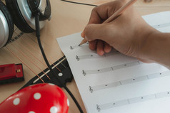 音乐仪器概念背景关闭音乐家写作请注意的纸为创建首歌与的集团音乐的工具的吉他耳机马拉卡斯口琴的早....时间