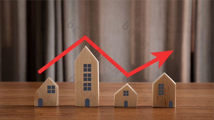 关闭房子模型与红色的箭头指出相同一步楼梯概念真正的房地产财产值增长住房价格增加不断上升的市场投资购买和销售