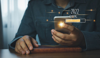 加载新一年人类使用移动电话技术象征新一年倒计时庆祝活动业务管理目标策略和行动计划全球客户网络连接