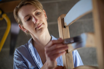 成熟的女人升级改造家具车间首页绘画木椅子