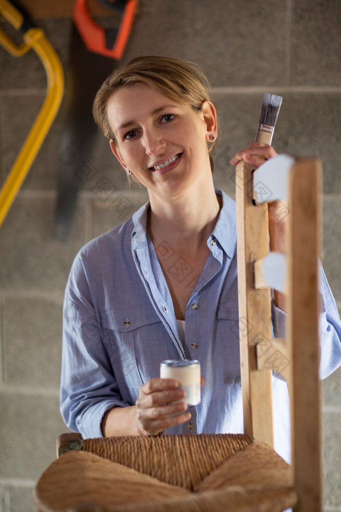 肖像成熟的女人升级改造家具车间首页绘画木椅子