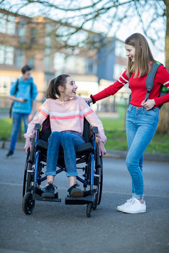 十几岁的女孩轮椅会说话的与朋友他们离开高学校
