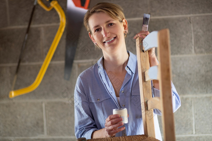 肖像成熟的女人升级改造家具车间首页绘画木椅子