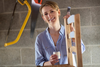 肖像成熟的女人<strong>升级</strong>改造家具车间首页绘画木椅子