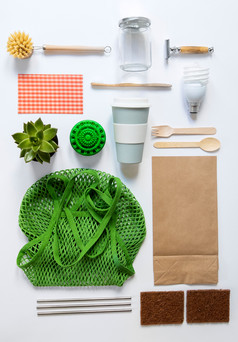 平躺拍摄塑料免费的生态产品与可重用的可持续发展的零浪费产品木背景与金属斯塔夫斯木餐具纸袋玻璃Jar蜡包装纸