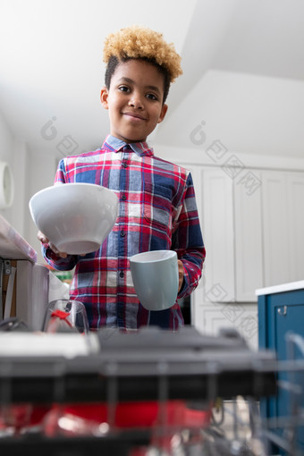 肖像男孩帮助与家务首页<strong>叠加</strong>陶器洗碗机