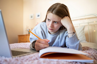 强调女<strong>少年</strong>有问题使用移动PC为家庭作业首页学校<strong>教育</strong>