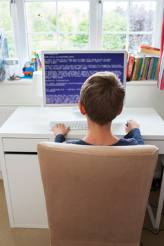 十几岁的男孩卧室写作电脑代码