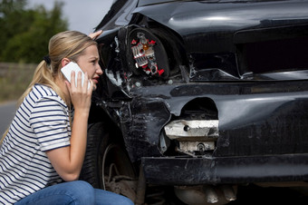 不开心女司机与损坏的车后事故调用<strong>保险公司</strong>移动电话