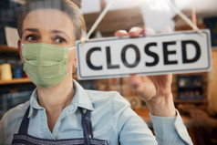 女老板小业务穿脸面具把轮关闭标志在健康流感大流行