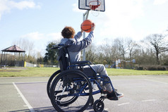十几岁的女孩轮椅玩游戏篮球公园