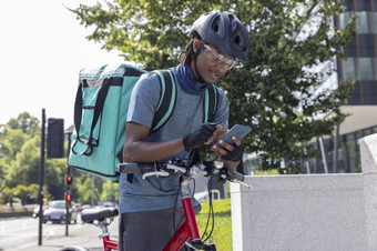 快递自行车交付外卖食物城市检查方向和订单细节移动电话