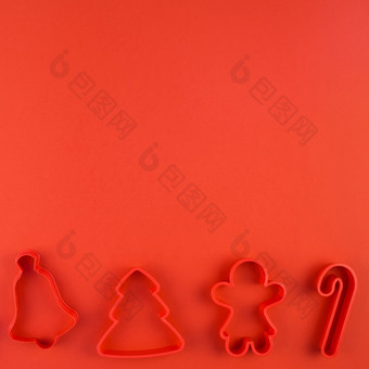 圣诞节作文新一年圣诞节平躺前视图圣诞节假期饼干刀具集红色的纸背景与Copyspace模板模型问候卡文本设计
