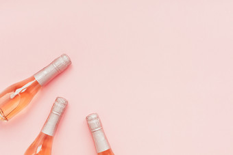 瓶玫瑰香槟酒最小的作文粉红色的背景与复制空间自然光模板为<strong>品尝品尝</strong>邀请卡前视图平躺