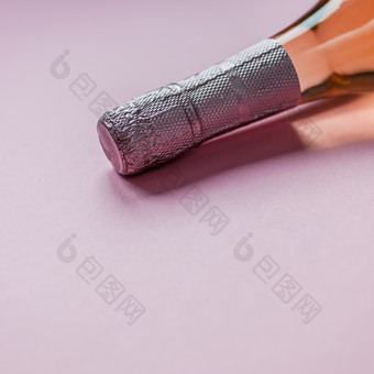 瓶玫瑰香槟酒最小的作文粉红色的背景与复制空间自然光模板为品尝品尝邀请卡一边视图