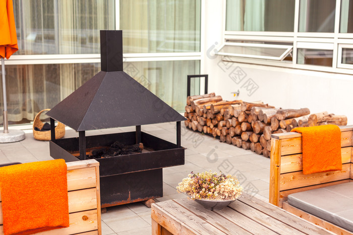 户外餐厅阳台与木家具斯堪的那维亚风格环保真实的设计