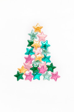 圣诞节作文新一年模式平躺前视图圣诞节假期庆祝活动装饰颜色星星圣诞节树概念白色背景与复制空间模板问候卡