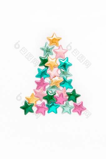 圣诞节作文新一年模式平躺前视图圣诞节假期庆祝活动装饰颜色星星圣诞节树概念白色背景与复制空间模板问候卡