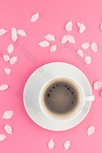 有<strong>创意</strong>的平躺概念前视图咖啡杯和白色苹果树花<strong>花瓣</strong>柔和的粉红色的背景与复制空间最小的风格模板为文本