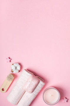 水疗中心美化妆品和身体哪治疗概念与复制空间有创意的前视图平躺作文与浴配件有机玫瑰肥皂粉红色的背景