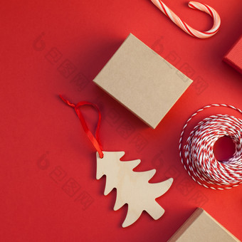 新一年圣诞节礼物包装与丝带平躺前视图圣诞节假期庆祝活动手工制作的礼物盒子红色的纸背景Copyspace广场模板模型为问候卡文本设计