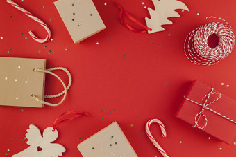 新一年圣诞节礼物包装丝带平躺前视图圣诞节假期庆祝活动<strong>手工</strong>制作的礼物盒子红色的纸金闪光背景Copyspace<strong>模板</strong>模型问候卡文本设计