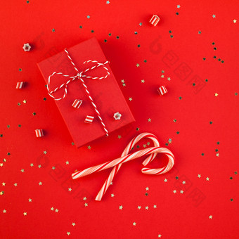 新一年圣诞节礼物包装丝带平躺前视图圣诞节假期庆祝活动手工制作的礼物盒子红色的纸金闪光背景广场模板模型问候卡文本设计