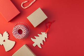新一年圣诞节礼物包装与丝带平躺前视图圣诞节假期庆祝活动<strong>手工</strong>制作的礼物盒子红色的纸背景Copyspace<strong>模板</strong>模型问候卡你的文本设计