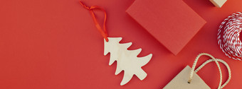 新一年圣诞节礼物包装与丝带平躺前视图圣诞节假期庆祝活动手工<strong>制作</strong>的礼物盒子红色的纸背景Copyspace<strong>模板</strong>模型长宽横幅设计