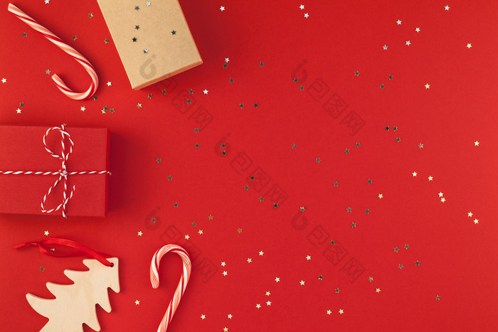 新一年圣诞节礼物包装丝带平躺前视图圣诞节假期庆祝活动手工制作的礼物盒子红色的纸金闪光背景Copyspace模板模型问候卡文本设计