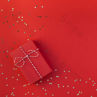 新一年圣诞节礼物丝带平躺前视图圣诞节假期庆祝活动手工制作的礼物盒子红色的纸金闪光背景Copyspace广场模板模型问候卡文本设计
