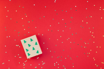 新一年圣诞节现在平躺前视图圣诞节假期庆祝活动手工制作的礼物盒子红色的纸金闪光背景Copyspace模板模型为问候卡你的文本设计