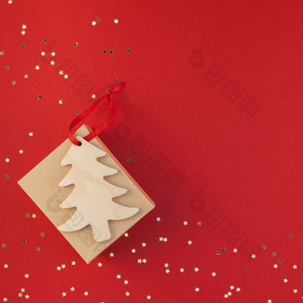 新一年圣诞节现在平躺前视图圣诞节假期庆祝活动手工<strong>制作</strong>的礼物盒子红色的纸金闪光背景Copyspace广场<strong>模板</strong>模型问候卡你的文本设计