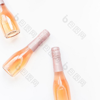 瓶玫瑰香槟酒最小的作文孤立的白色背景与复制空间自然光模板为<strong>品尝品尝</strong>邀请卡前视图平躺