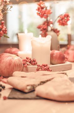 秋天表格装饰为假期感恩节晚餐舒适的温暖的自然风格与自制的馅饼蜡烛灯红色的浆果和苹果