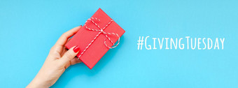 给<strong>周二</strong>全球一天慈善给后黑色的星期五购物一天慈善机构给帮助捐款和支持概念与文本消息标志和女人手持有红色的礼物盒子