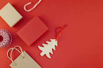 新一年圣诞节礼物包装与丝带平躺前视图圣诞节假期庆祝活动手工制作的礼物盒子红色的纸背景Copyspace模板模型问候卡你的文本设计